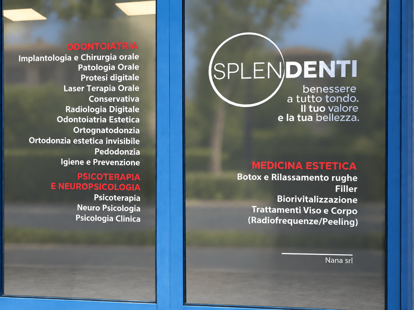 Ingresso del Poliambulatorio Sanitario Splendenti a Fidenza, con le nuove indicazioni dei servizi sulla vetrina